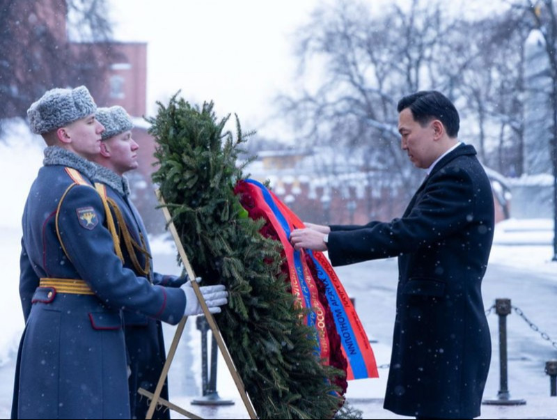 УИХ-ын дарга Н.Учрал “Нэр үл мэдэгдэх цэргийн хөшөө”-нд цэцэг өргөв